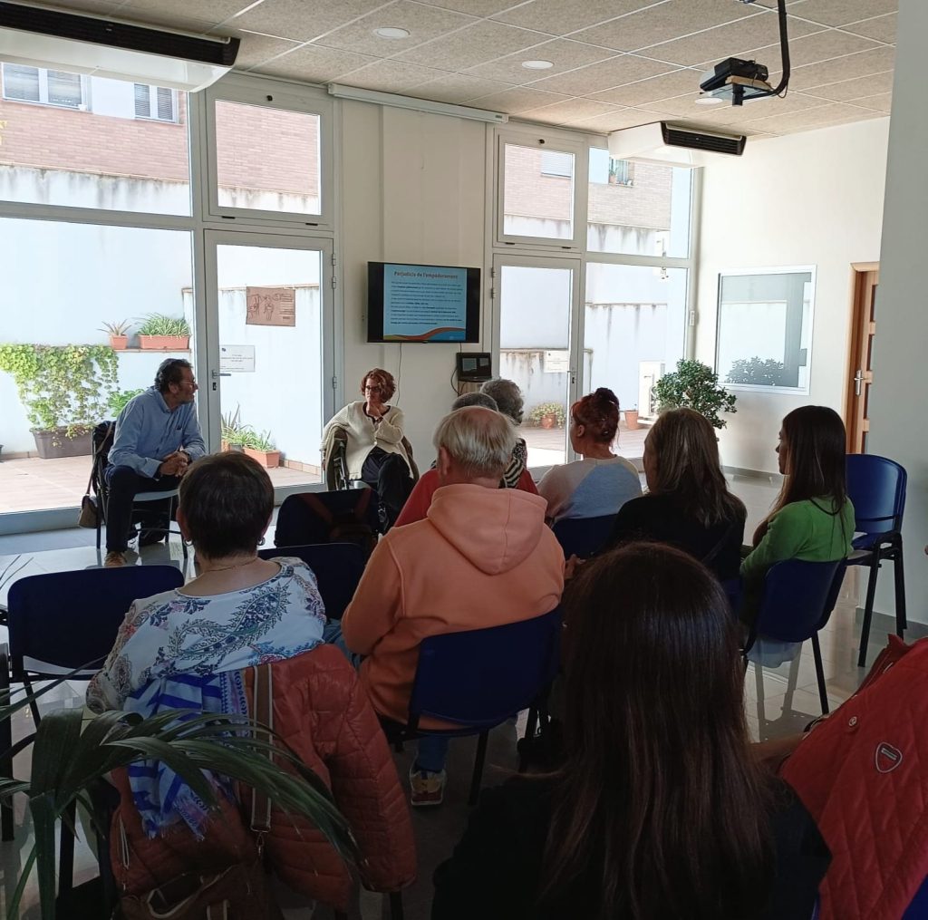 Activistes en 1a persona fan la xerrada “Un pas més cap a la recuperació” a l’Associació Salut Mental Ondara-Sió
